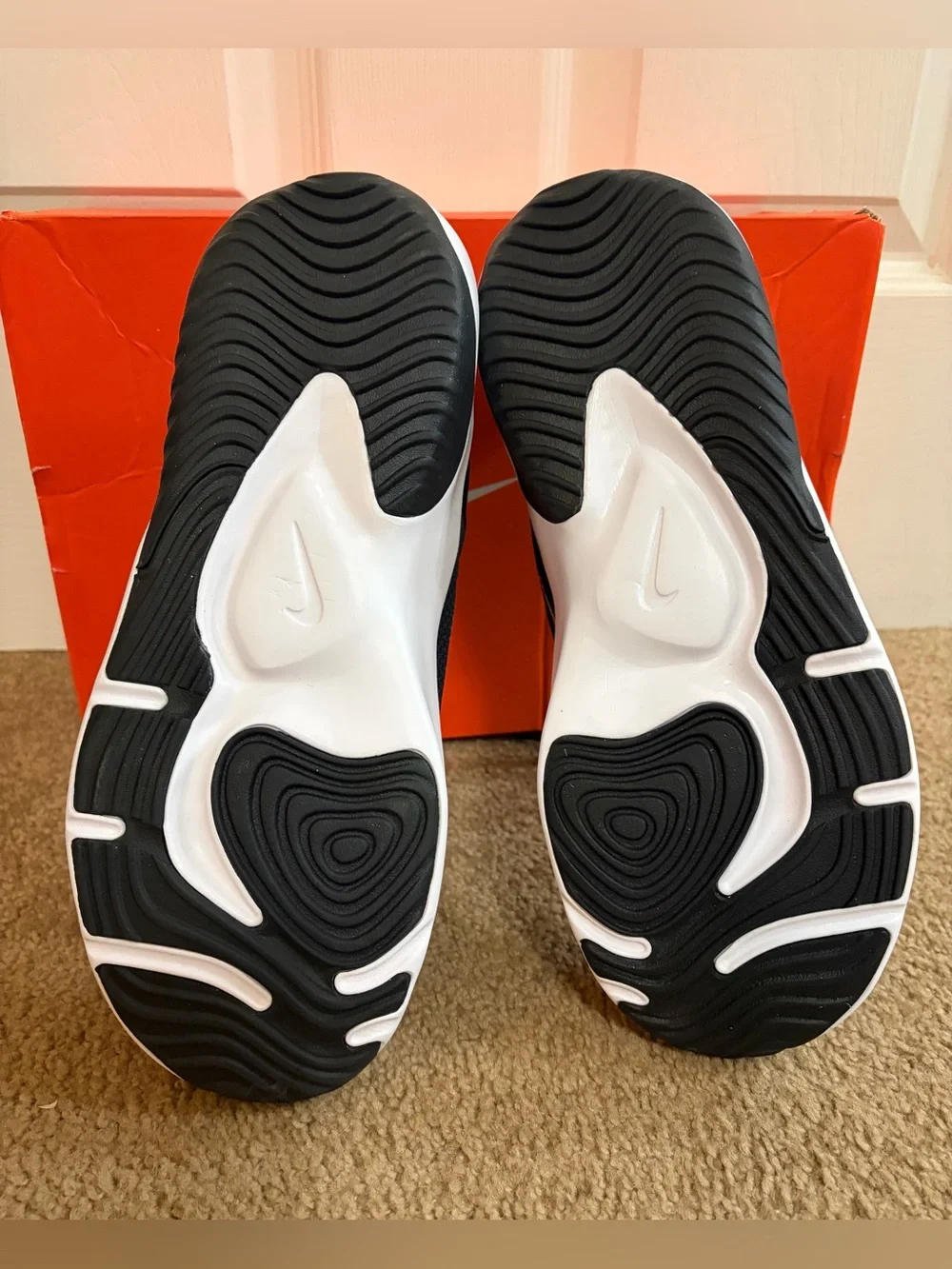 Nike NWT Legend Essential 3 Black and White Men's Athletic Running Shoes Size 9